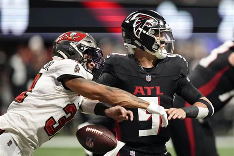 Falcons squander a chance to take control in NFC South. Now it’s a 3-way tie for first place